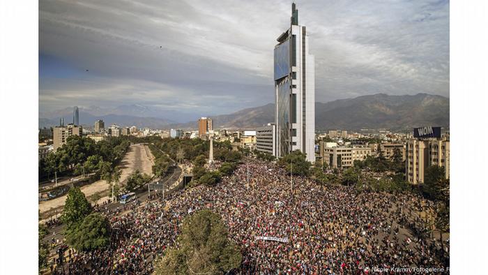 Estallido social en Chile, en la imagen de Nicole Kramm, se aprecia la rebautizada Plaza de la Dignidad. 