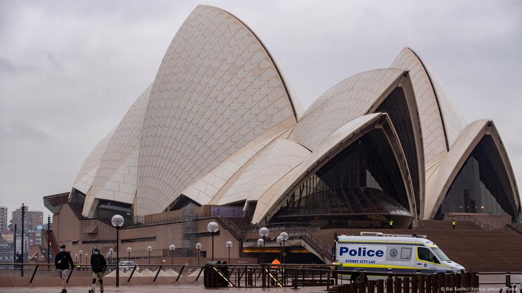 Coronavirus Digest Sydney Extends Lockdown By Two Weeks News Dw 14 07 2021 [ 576 x 1024 Pixel ]