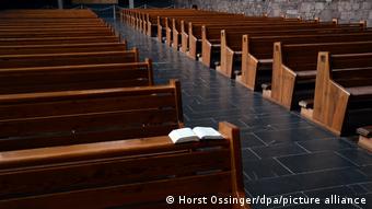 Αδειάζουν οι εκκλησίες από πιστούς, οι χριστιανικές παραδόσεις εγκαταλείπονται