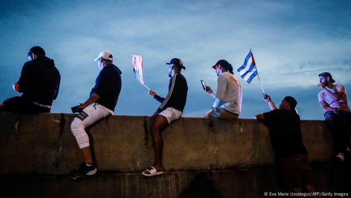 Manifestación de solidaridad con los cubanos que piden mejores condiciones de vida. Aquí en Palmetto Expressway, Miami