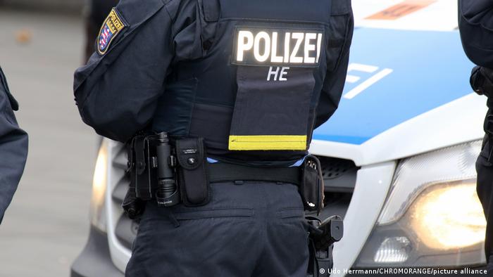 السلطات الألمانية تعتقل رجلاً غربي ألمانيا للاشتباه في انتمائه لتنظيم داعش، ونشر دعاية للترويج له. 
