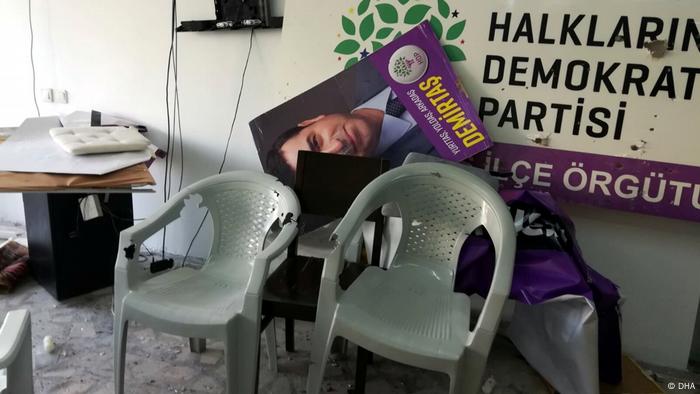 Glassplitter, kaputte Wahlplakate und demolierte Stühle in einem Parteibüro der pro-kurdischen HDP in Marmaris