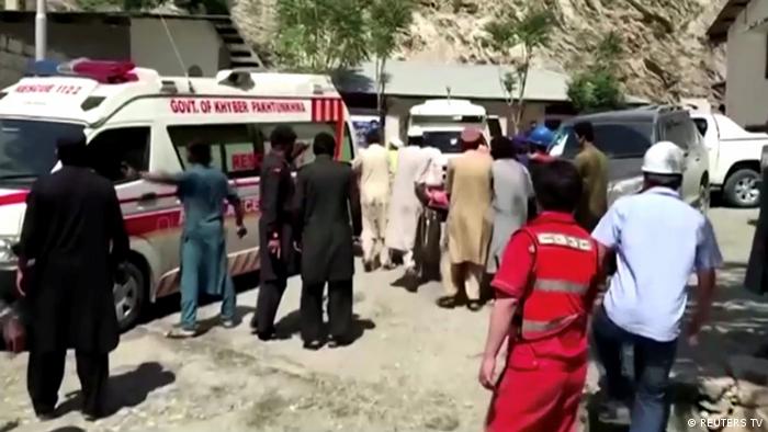 巴基斯坦巴士坠入深谷死伤者众 中方称遭遇爆炸