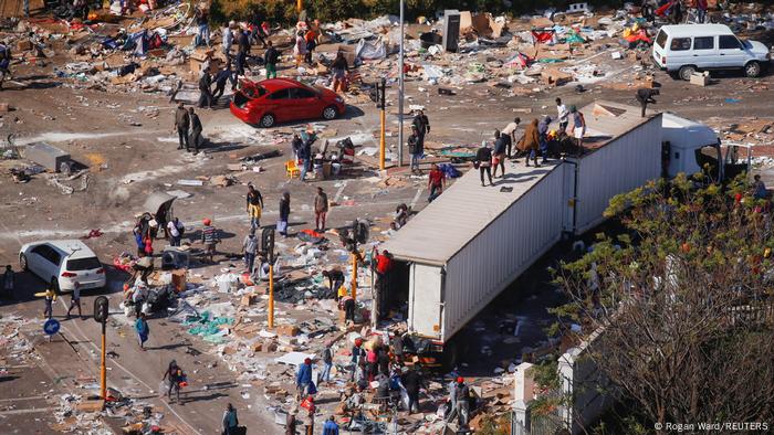 Südafrika , Durban | Plünderungen nahe eines brennenden Warenhauses