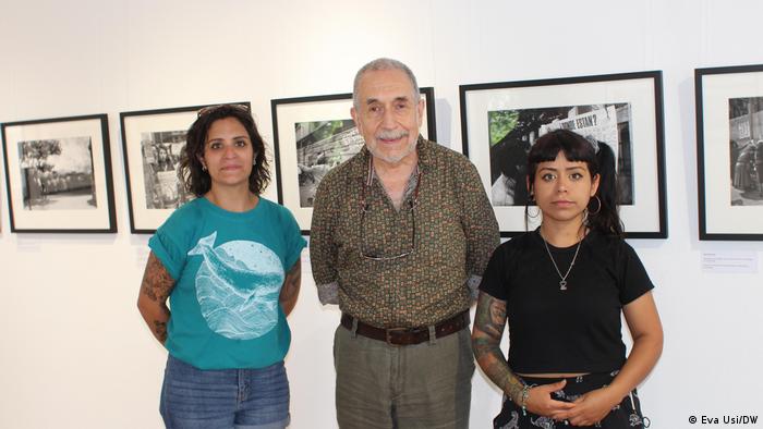José Giribás, junto con Sofía Yanjari Aburto (izquierda), y Nicole Kramm Caifal (derecha).