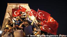 ARCHIV - 16.07.2016, Türkei, Istanbul: Anhänger von Präsident Erdogan rufen Parolen und halten türkische Flaggen bei einer Demonstration auf dem Taksim Platz gegen den gescheiterten Putschversuch der Armee. (zu dpa-Story: «dpa-Story: Putschversuch in der Türkei - 'Ist Murat ein Verräter - oder ein Märtyrer?'» vom 11.06.2018) Foto: Sedat Suna/EPA/dpa +++ dpa-Bildfunk +++