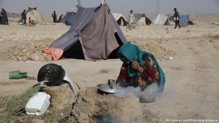 An internally displaced Afghan woman who fled her home due to fighting between the Taliban and Afghan security personnel.