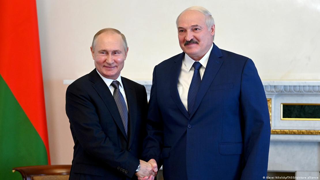 Putin looms a year after anti-Lukashenko protests – DW – 08/09/2021