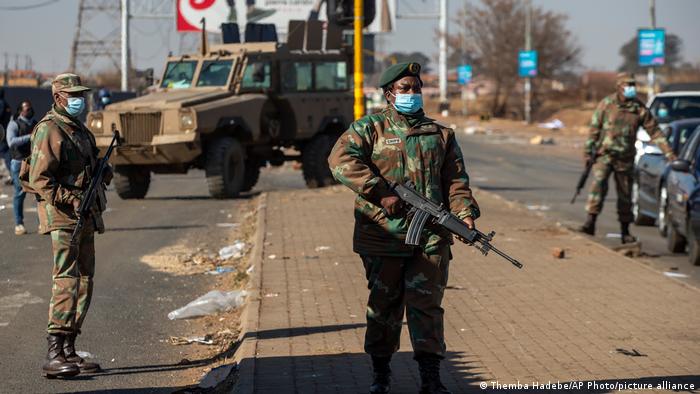 Soldados patrullan fuera de un centro comercial en Vosloorus, al este de Johannesburgo (14.07.2021)