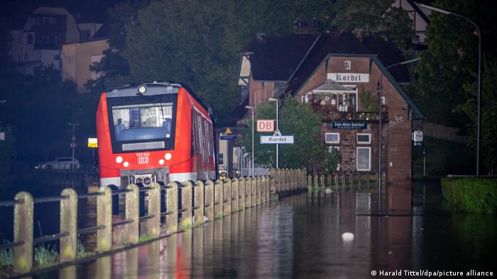 Поїзд на затопленій колії у німецькій землі Рейнланд-Пфальц