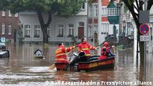 14.07.2021 Aachen Ein Boot der Deutschen Lebens-Rettungs-Gesellschaft (DLRG) ist bei Hochwasser im Stadtteil Kornelimünster unterwegs. +++ dpa-Bildfunk +++