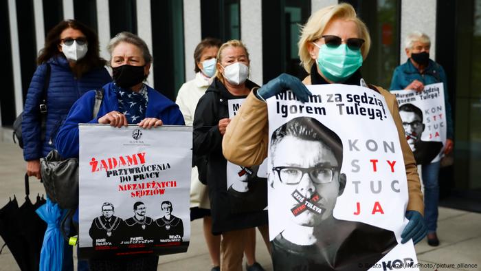 Jueces, fiscales, abogados manifiestan en Cracovia frente a un tribunal en apoyo de la independencia judicial en Polonia. Imagen del 18 de mayo de 2021