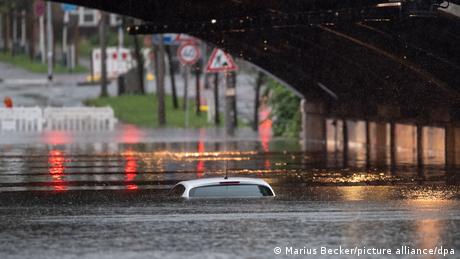 И милионният град Кьолн стана жертва на силните дъждове. Подлези, гаражи и мазета в четвъртия по големина град в Германия бяха под вода. 
