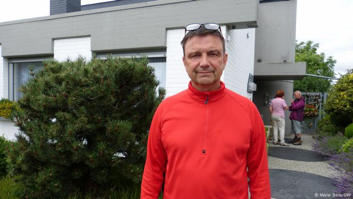 Heimerzheim | Manfred Lütz | Vizebürgermeister von Heimerzheim steht vor einem Haus