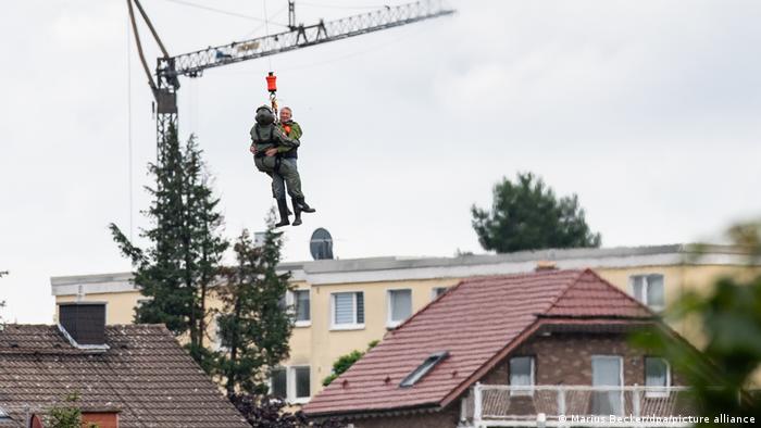 Deutschland Unwetter l Bundeswehr im Einsatz, Rettungshubschrauber in Swisttal