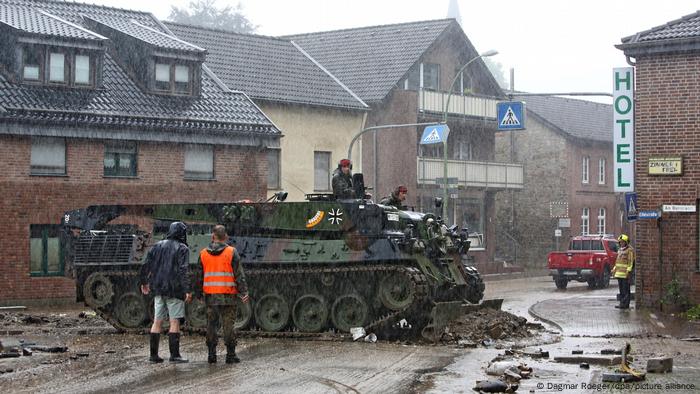 Deutschland Unwetter l Bundeswehr im Einsatz in Aachen