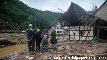 Die Menschen schauen in dem Ort im Kreis Ahrweiler nach dem Unwetter auf die Zerstörungen. Mindestens sechs Häuser wurden durch die Fluten zerstört.
Ort: Schuld am 15.07.21