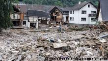 Ein Mann steht in dem Dorf im Kreis Ahrweiler nach dem Unwetter mit Hochwasser in den Schuttbergen. Mindestens sechs Häuser wurden durch die Fluten zerstört.
Ort: Schuld am 15.07.21