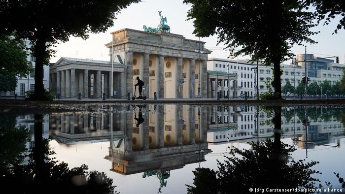 Berlin | Brandenburger Tor spiegelt sich in Pfütze
