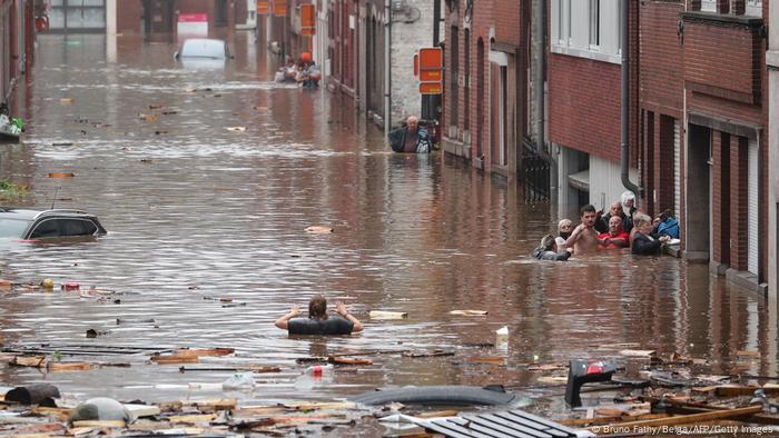 Rua inundada em Líège, na Bélgica, que sofre com enchentes após chuvas torrenciais