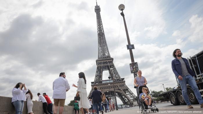 Les visiteurs se promènent devant la tour Eiffel avant sa réouverture