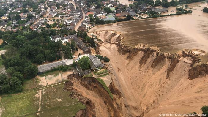 La tierra sucumbió en una gran extensión en Erftstadt-Blessem, Renania del Norte-Westphalia (16.07.2021)