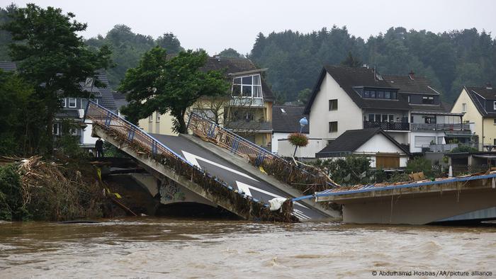 جسر هدمته السيول في إقليم آفايلر بولاية راينلاند بفالس الألمانية - صورة بتاريخ 16 يوليو/ تموز 2021