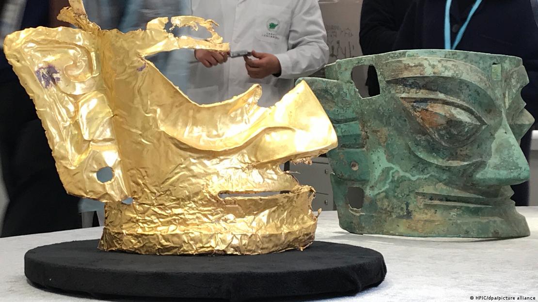 Dos grandes máscaras, una de bronce y otra dorada: reliquias que datan de hace unos 3.000 años, desenterradas en el célebre yacimiento de las ruinas de Sanxingdui, en el suroeste de China.