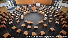 Erfurt, 16/07/2021***
Der Plenarsaal des Thüringer Landtag ist für die Sondersitzung am 19. Juli vorbereitet worden. Wenige Tage vor der geplanten Landtagsauflösung am 19. Juli bleibt die Unsicherheit, ob die von der Verfassung vorgeschriebene Zweidrittelmehrheit steht. Die Fraktionen von Rot-Rot-Grün müssen entscheiden, ob am Antrag auf Landtagsauflösung festgehalten wird. +++ dpa-Bildfunk +++
