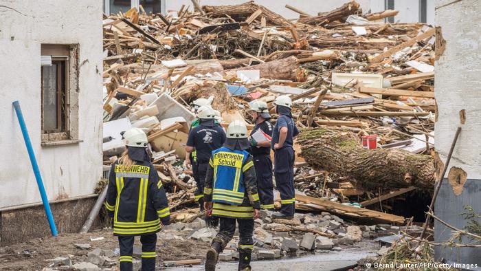 Feuerwehrleute unter den Ruinen von eingestürzten Häusern in Bad Neuenahr-Ahrweiler, Deutschland
