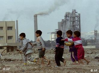 Spielende Kinder vor einer Kairoer Zementfabrik (Foto: AP)