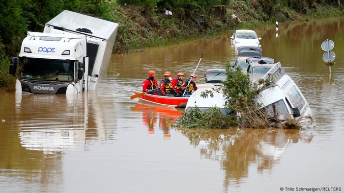 Rescatistas navegan sobre una carretera inundada en Erfstadt