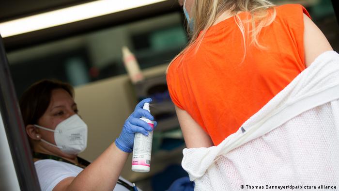 Коронавирус: немецкие эксперты предрекают четвертую волну пандемии |  Коронавирус нового типа SARS-CoV-2 и пандемия COVID-19 | DW | 17.07.2021
