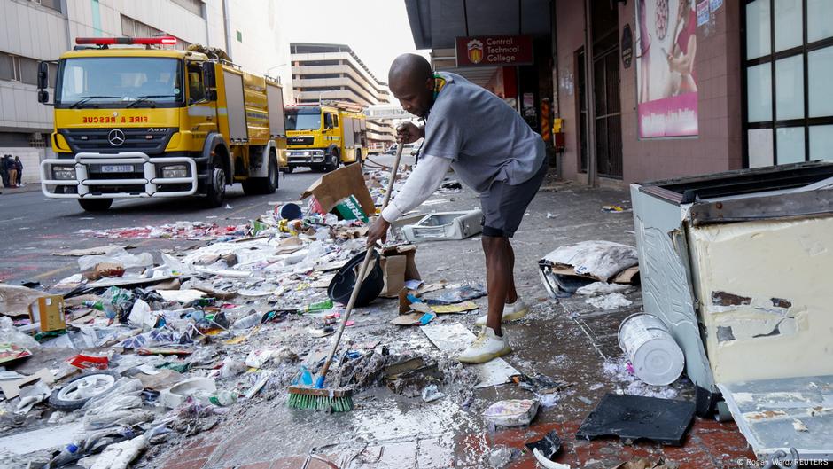 Nach Tagen der Gewalt und Zerstörung: Südafrika räumt auf