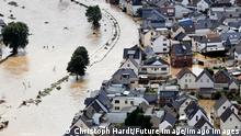  In der Eifel haben heftige Regenf‰lle und Dauerregen f¸r ‹berschwemmungen und ‹berflutungen gesorgt. Im Ahrtal trat der Fluss vielerorts ¸ber die Ufer und ¸berschwemmte nicht nur Keller sondern ganze Ortschaften. Im Bild der Ort Dernau Landkreis Ahrweiler, der beinahe komplett von den Wassermassen geflutet wurde. Viele Menschen verloren alles. Dernau, 15.07.2021 *** In the Eifel heavy rains and continuous rain have caused floods and inundations In the Ahr valley the river overflowed its banks in many places and flooded not only cellars but also whole villages In the picture the village Dernau district Ahrweiler , which was almost completely flooded by the water masses Many people lost everything Dernau, 15 07 2021 Foto:xC.xHardtx/xFuturexImage