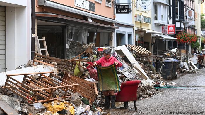 Una residente limpia los escombros dejados por las inundaciones en Bad Neuenahr-Ahrweiler, Renania Palatinadoer