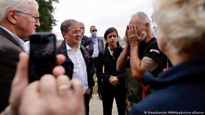 德国总理候选人勘察灾情时哈哈大笑引发众怒