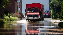 Steinkirchen, 17.7.2021***
Ein Einsatzfahrzeug der Feuerwehr fährt über eine überflutete Straße in Steinkirchen, westlicher Ortsteil der Stadt Wassenberg (Kreis Heinsberg). Der Ort liegt in der Nähe von dem Fluss Rur.