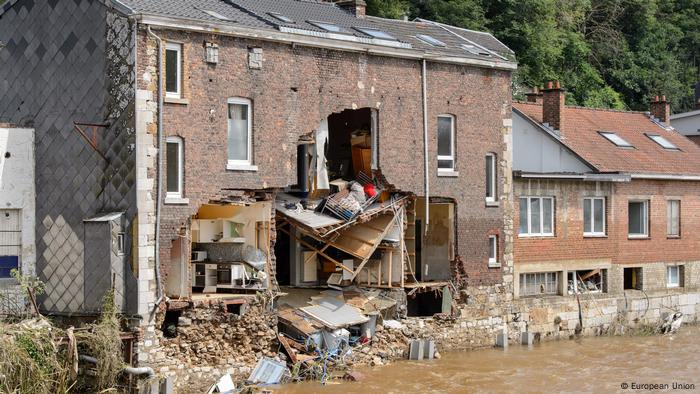 Casa parcialmente demolida por enchente na Bélgica