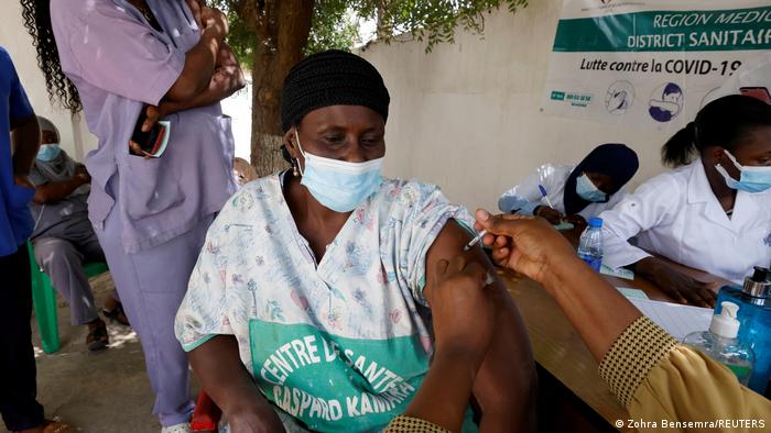 Une Sénégalaise se faisant vacciner contre la Covid-19