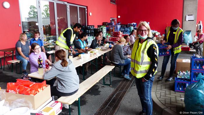 Cenas no centro de coleta de donativos do circuito de corridas de Nürburgring