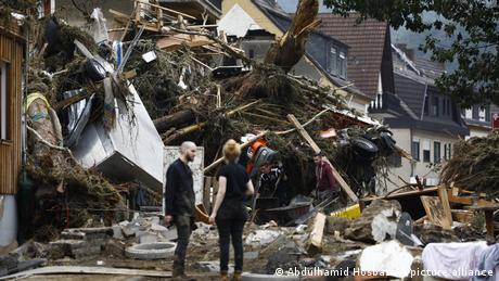 В пострадалите от наводнението райони в Германия хората се надяват