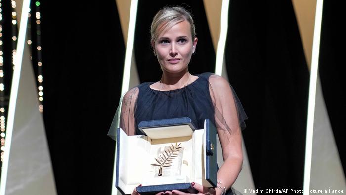 La directora francesa Julia Ducournau recibe la Palma de Oro de Cannes. (17.07.2021).