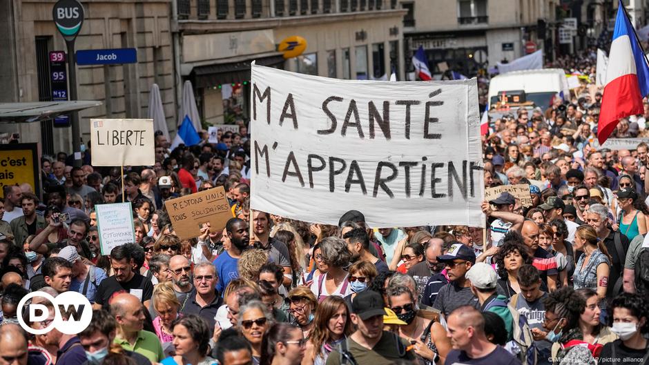 Tens of thousands protest in France against vaccination |  The World |  DW