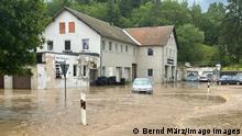 17.07.2021+++ News Bilder des Tages ID 339 Land unter in Selbitz. Katastrophale Zustände in der bayrischen Gemeinde. So ein Hochwasser haben die Menschen hier noch nicht erlebt. Mitarbeiter einer Firma sind von den Wassermassen eingeschlossen. Autos hat es weggespült. Anwohner schütten das Wasser mit Eimern aus ihren Wohnungen, schlichten Standsäcke. Die Feuerwehr ist mit einem Großaufgebot im Einsatz, das THW unterstützt. Der Ort wird teilweise abgeriegelt. Es gibt unzählige Einsatzstellen. Schwere Unwetter gingen vor gut einer Stunde im bayrischen Selbitz nieder. Enorme Regenmengen gingen in der Gegend um Selbnitz nieder. Gut 70 Liter auf dem Quadratmeter in kurzer Zeit gingen nieder. Der Ort wurde komplett überflutet, Autos werden mitgerissen. Häuser sind teilweise von