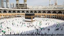 Gläubige umrunden die Kaaba in der Großen Moschee mit Sicherheitsabstand. Saudi-Arabien hat die Zahl der Pilger in diesem Jahr wegen der Corona-Pandemie auf 60 000 begrenzt. Die Wallfahrt wird zudem nur Gläubigen erlaubt, die im Königreich leben. 