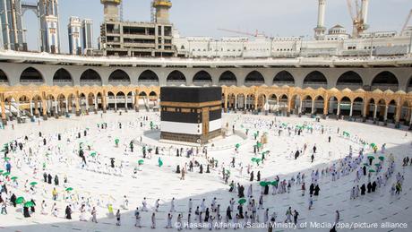 Socially distanced worshipping in Mecca