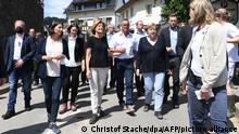 Schuld, 18.7.21***
Bundeskanzlerin Angela Merkel (4.v.r) und Malu Dreyer (4.v.l, SPD), Ministerpräsidentin von Rheinland-Pfalz, gehen bei ihrem Besuch durch die Innenstadt von Schuld, um die Schäden von dem Hochwasser zu begutachten und mit Betroffenen zu sprechen.