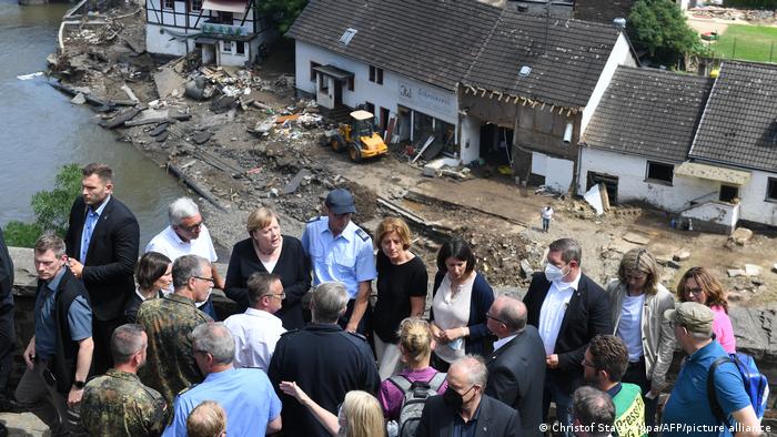 Angela Merkel em visita a Schuld após enchentes