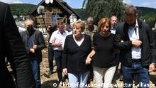 18.07.2021++++++++ Bundeskanzlerin Angela Merkel (3.v.r.) und Malu Dreyer (2.v.r,SPD), Ministerpräsidentin von Rheinland-Pfalz, gehen durch das vom Hochwasser verwüstete Dorf Schuld in der Nähe von Bad Neuenahr-Ahrweiler. +++ dpa-Bildfunk +++